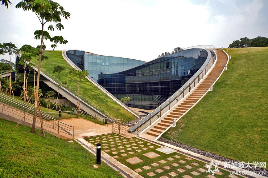 新加坡南洋理工大学不仅在学术领域、科研实力上优势明显，它的校园风光更是是美如画啊！新加坡南洋理工大学被誉为世界最美丽的大学校园之一，小编就带你领略一下美如画的校园风光吧！